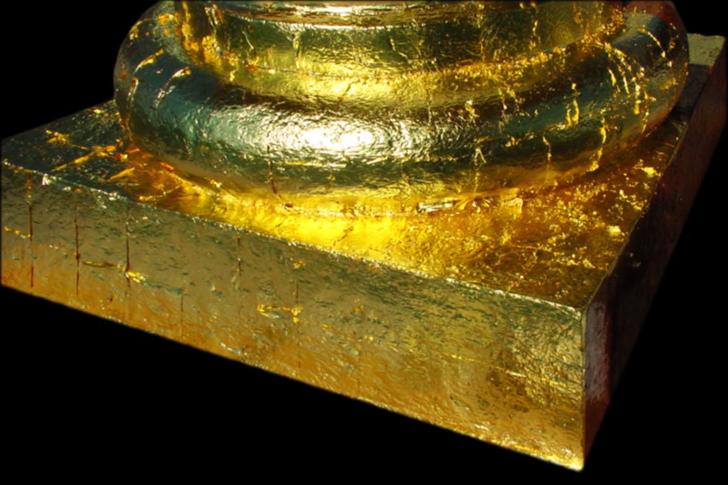 gefasst und vergoldetAuftragen des Goldes auf einem oxidativ trocknenden Ölgrund.<br>Bild: Säulenbasis mit Goldblättern vor dem „Auskehren”