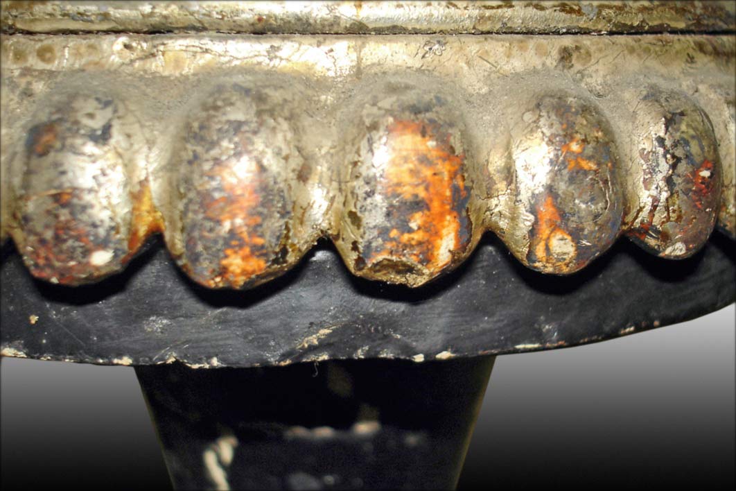 Matt- und Glanzsilber auf rotem Bolus, schwarz gefasstSchadensbild: Abgeriebene und beschädigte Versilberung, unsachgemäße Überarbei-<br>tungen, Fehlstellen in der Fassung, Bindemittelverlust wegen Feuchtigkeitseinwirkung