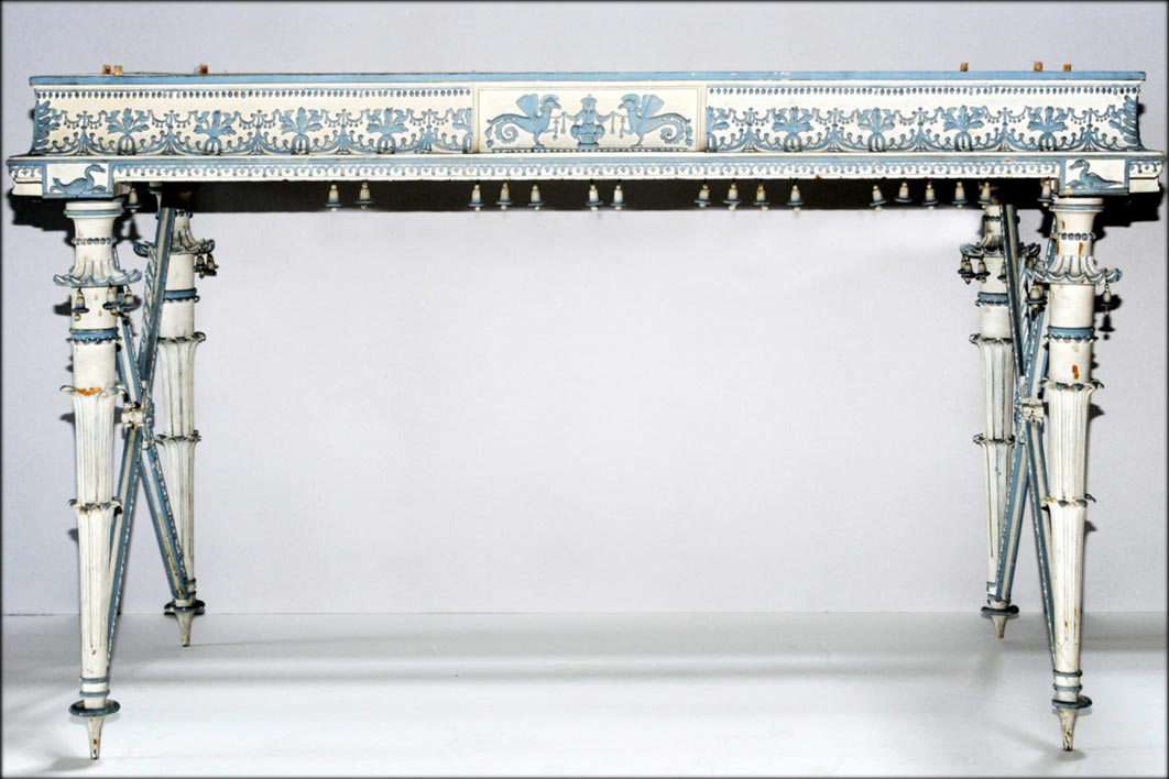 mit Holz- und Metallornamentik, gefasstSchadensbild: mehrmals überarbeitete Fassung,<br>unzählige Fehlstellen in der Ornamentik