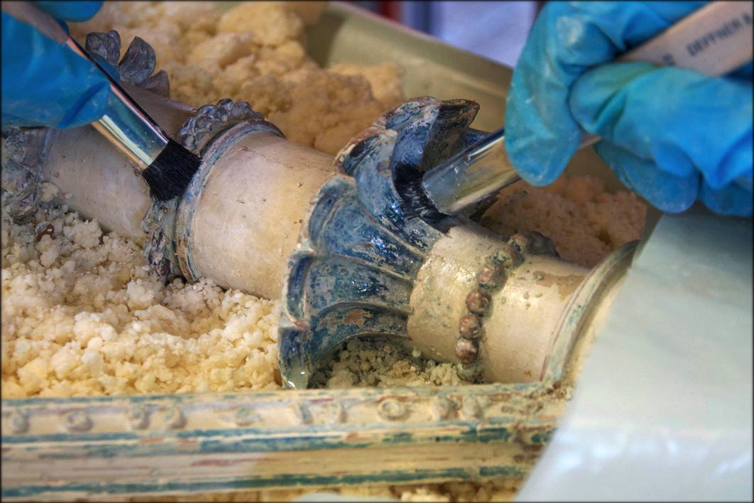 mit Holz- und Metallornamentik, gefasstAbnehmen der Überfassungen mittels Schichtentrennung,<br>Reinigung der freigelegten Originaloberfläche