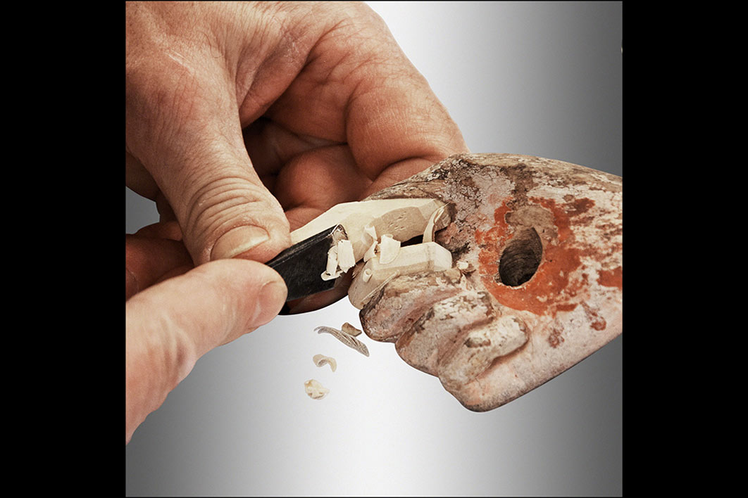 gefasst auf HolzFehlende Finger und Zehen wurden holztechnisch ergänzt und bildhauerisch<br>an den originalen Duktus angeglichen.