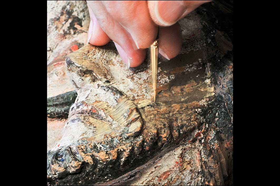 gefasst auf HolzRetusche von eingefügten Plomben und Ergänzungen mit<br>hochwertigen Aquarellfarben in Tratteggiotechnik