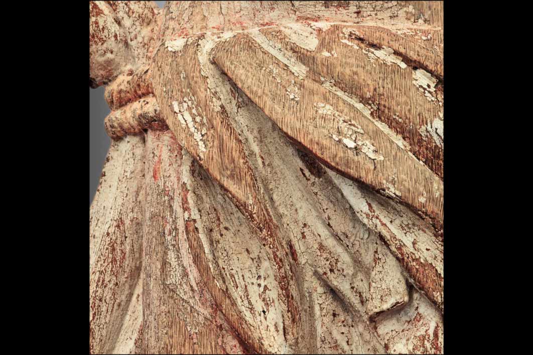gefasst auf HolzDie Retuschen wurden am Korpus bewusst in der Farbe der Fassungsgrundierung ausgeführt,<br>um die vorhandenen Fassungsfragmente ohne Interpretation neutral zu schließen.