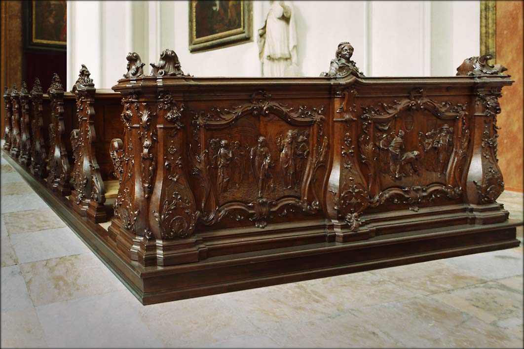 ﻿mit Reliefs vom Bildhauer Johann Baptist von StraubAufgabenstellung: Reinigung, Freilegung der originalen Oberfläche, Konsolidation der<br>Holzsubstanz, Ergänzungen an Fehlstellen, Retusche, Aufbringen von Firnis