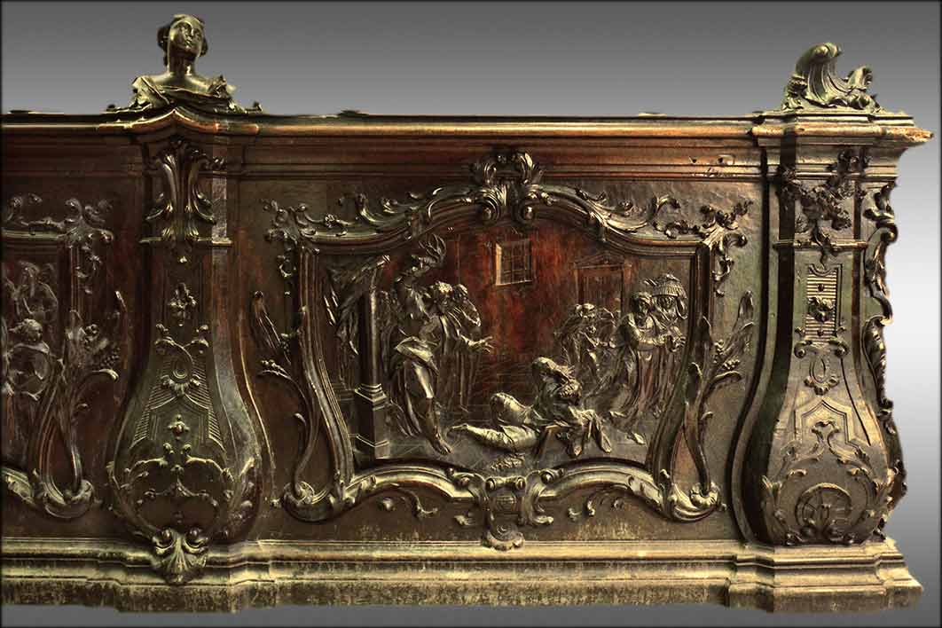 mit Reliefs vom Bildhauer Johann Baptist von StraubSchadensbild: Die urspüngliche transluzente Oberfläche war in der<br>Vergangenheit in weiten Bereichen nahezu deckend überfasst worden.