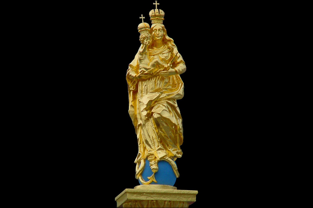 ﻿gefasst und vergoldetAufgabenstellung: Reinigung der Steinsäule, Abnahme der lädierten Goldfassung,<br>Aufbau eines neuen Ölgrundes, Vergoldung