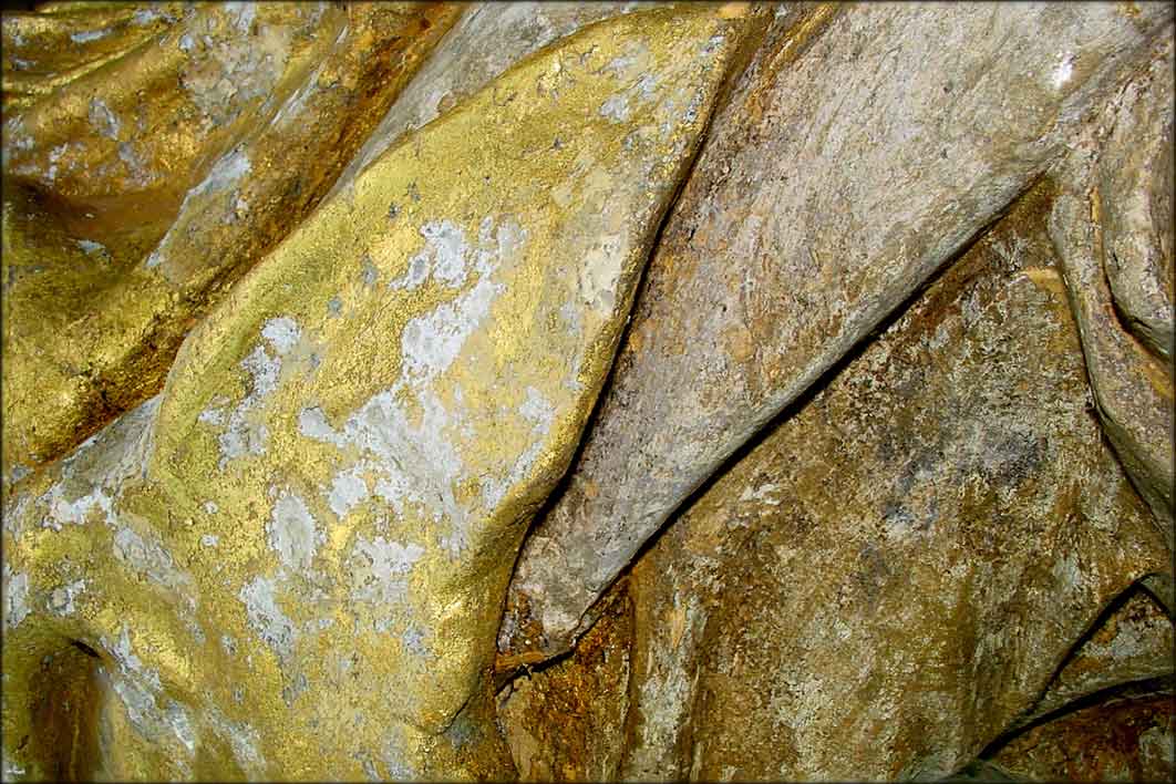 gefasst und vergoldetSchadensbild: Der Grundaufbau für die Vergoldung hatte infolge der UV-Bestrahlung<br>und Bewitterung seine Haft- und Bindefähigkeit irreversibel verloren.