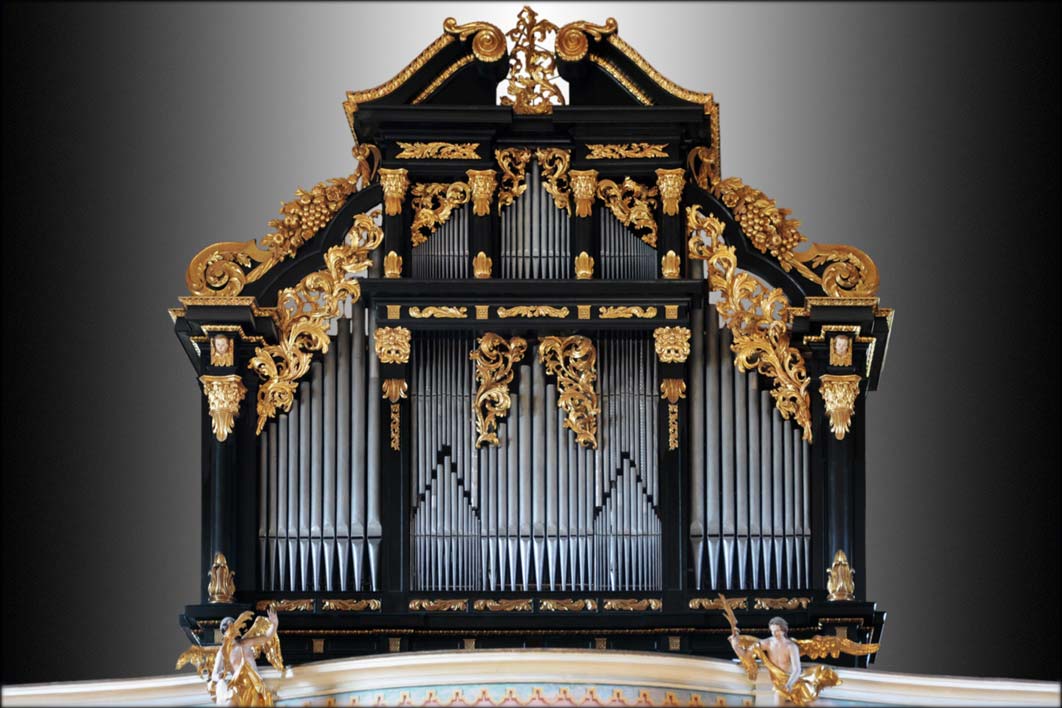 ﻿mit transluzenter Fassung und vergoldeter OrnamentikAufgabenstellung: Reinigung, Freilegung der originalen Oberfläche, Festigen,<br>Ergänzung der Fehlstellen, Retusche, Oberfächenbehandlung