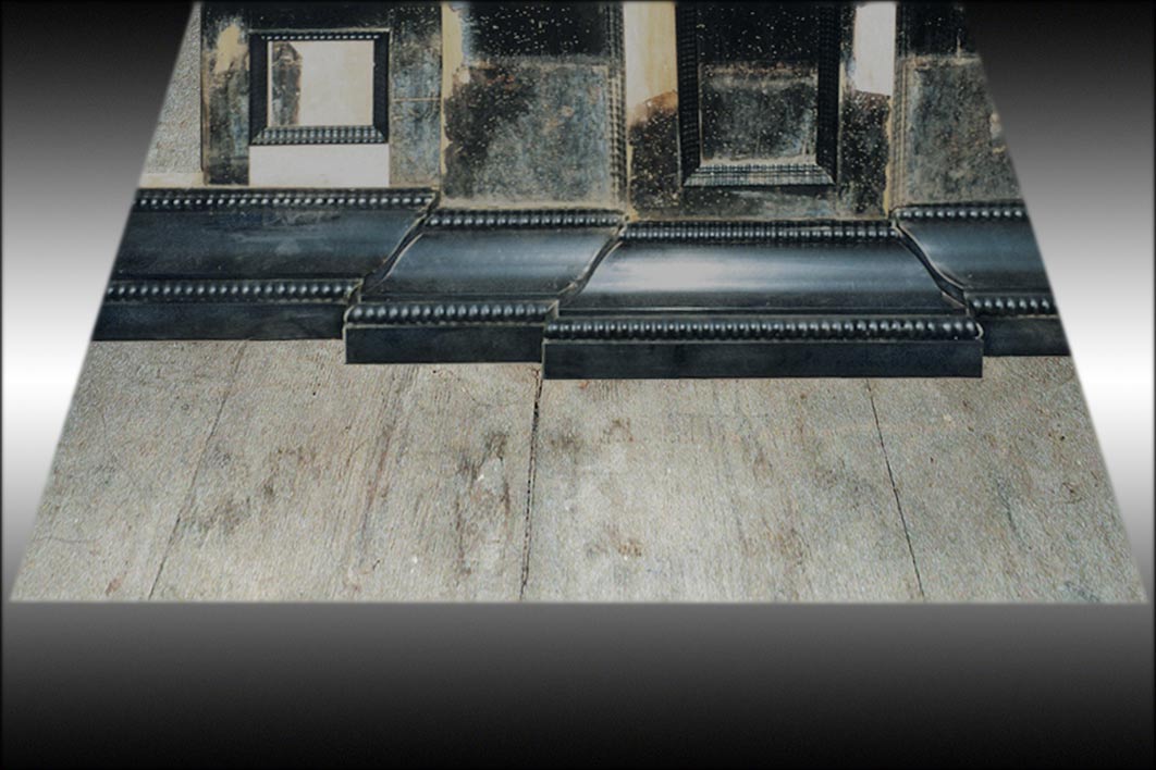 mit transluzenter Fassung und vergoldeter OrnamentikErgänzen von substanziell minimierten Wellenprofilen, Profilen und von Fehl-<br>stellen in der Holzsubstanz, niveau- und konturengenaue Einfügungen