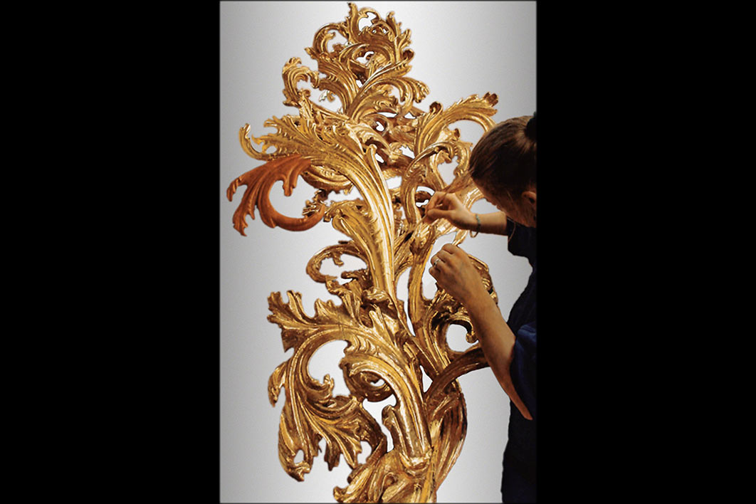 mit transluzenter Fassung und vergoldeter OrnamentikVergolden von bildhauerischen Ergänzungen