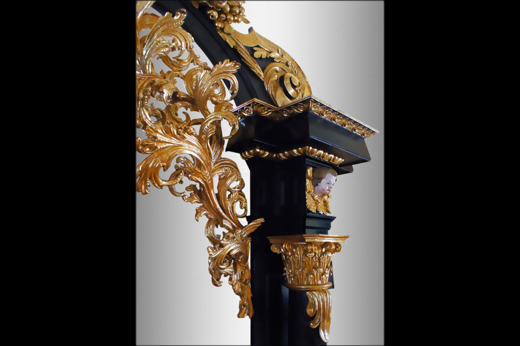 mit transluzenter Fassung und vergoldeter OrnamentikDetailansicht und Schlussimpression