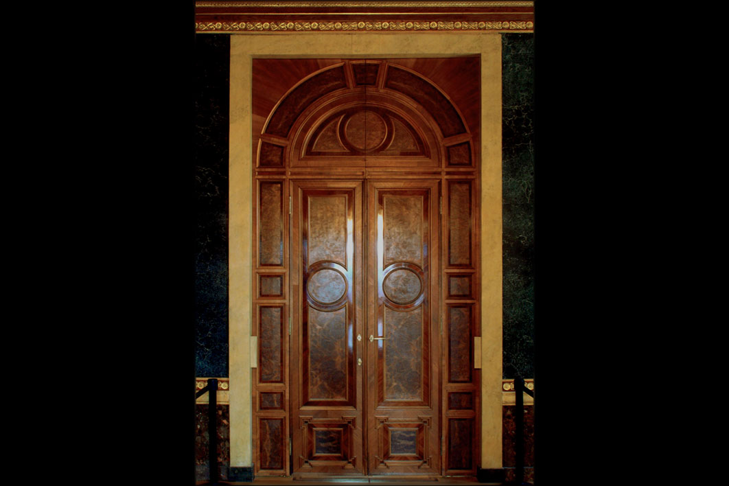 ﻿mit holzsichtiger Oberfläche aus Nuss, Palisander und PappelmaserAufgabenstellung: Reinigung, Freilegung der originalen Oberfläche, Konsolidation<br>der Holzsubstanz, Ergänzungen an Fehlstellen, Retusche, Oberfächenbehandlung