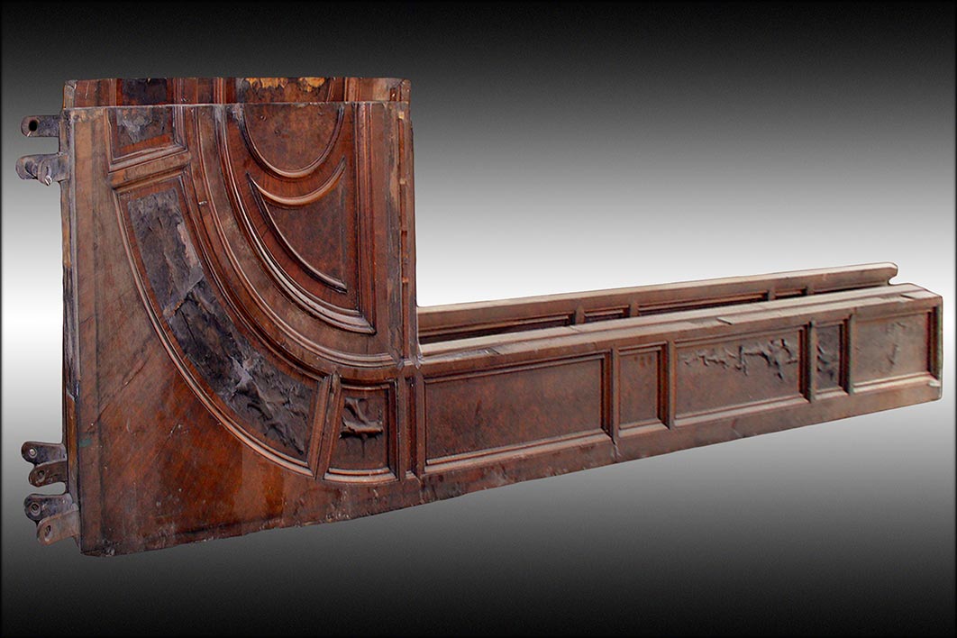 mit holzsichtiger Oberfläche aus Nuss, Palisander und PappelmaserSchadensbilder: Flächige Funierableimungen, Substanzverluste bei den Profilen, der<br>Konstruktion und in der Furnierung, stark verschmutzte Oberfläche, Wasserschäden