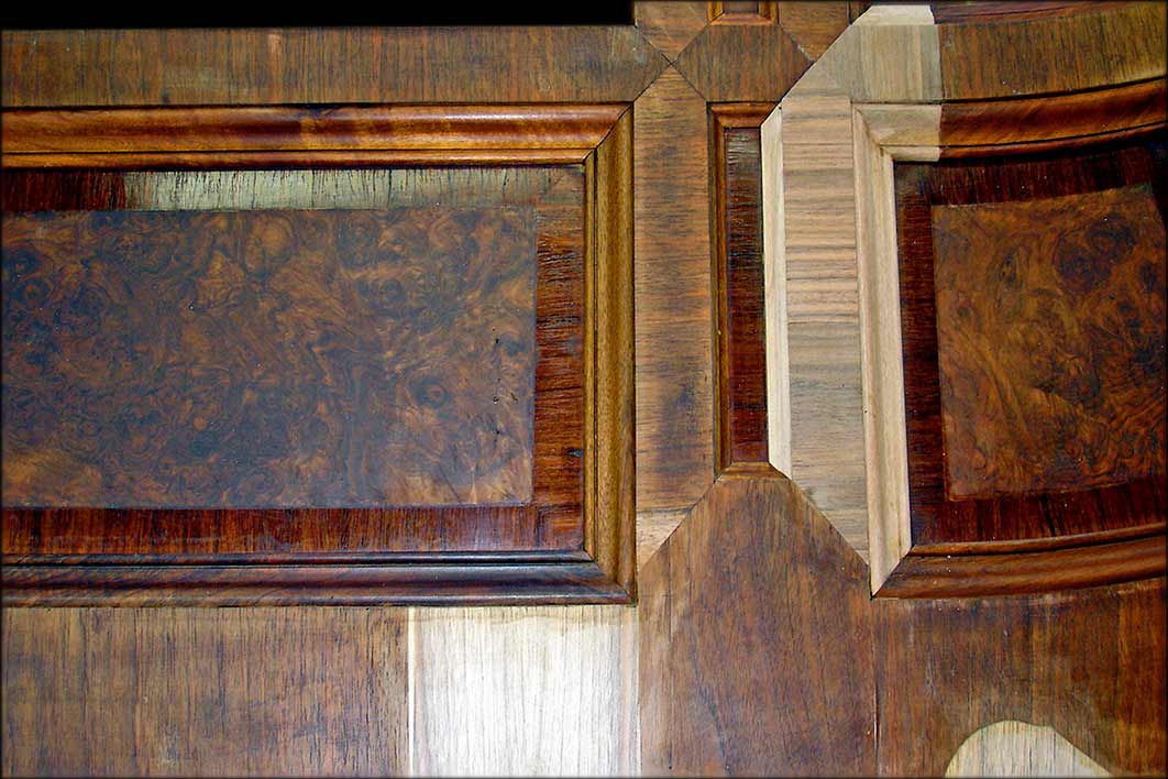 mit holzsichtiger Oberfläche aus Nuss, Palisander und PappelmaserNiveau- und konturengenaues Ergänzen von Fehlstellen<br>in der Furnierung, bei den Profilen und in der Konstruktion