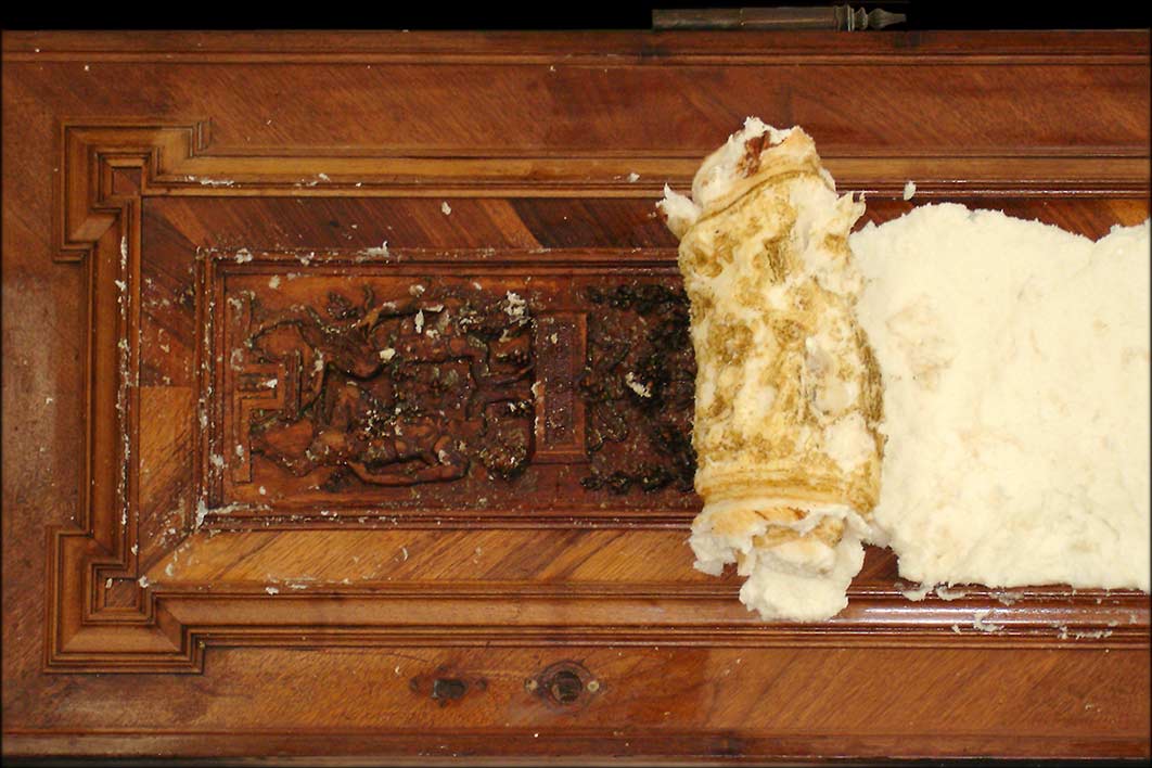 mit holzsichtiger Oberfläche aus Nuss, Palisander und PappelmaserFreilegen des originalen Oberflächenbezugs durch die<br>Abnahme des Kunstharzlackes mittels chemischer Schichtentrennung