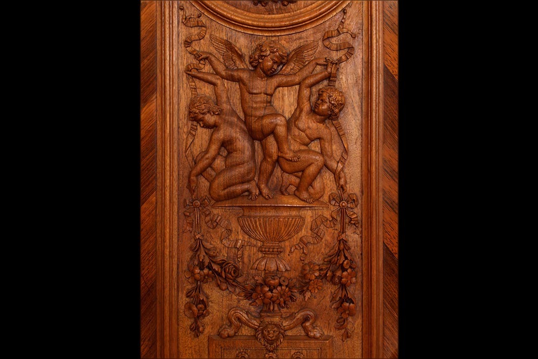 mit holzsichtiger Oberfläche aus Nuss, Palisander und PappelmaserSchlussimpression des Füllungsreliefs „Himmlischer Freudentanz”
