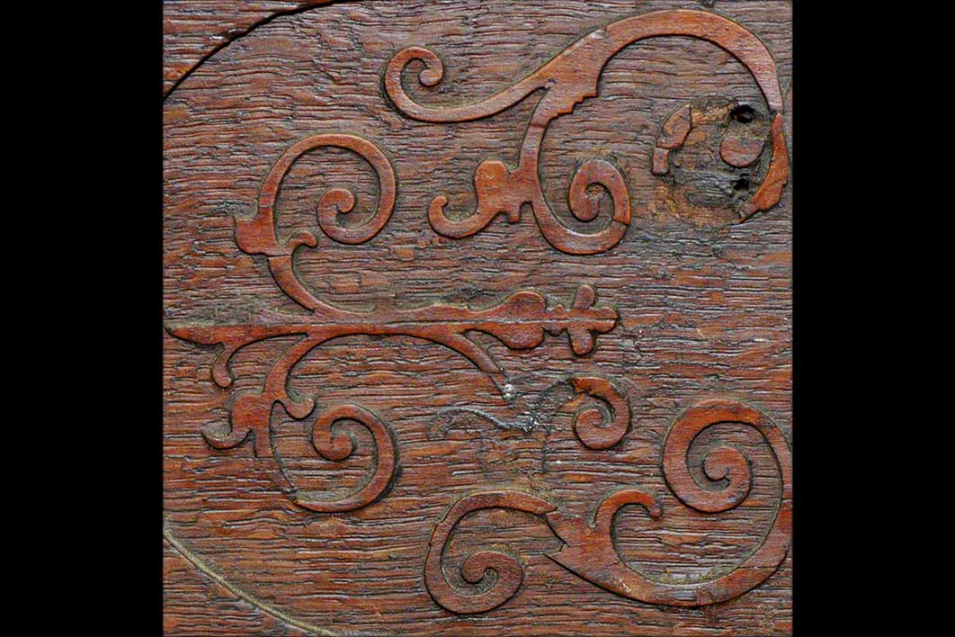 aus Eichenholz mit Ornamentauflagen aus Ahornholz und NussbaumDetail: Fehlstellen in der Ornamentik, unpassende Ergänzungen