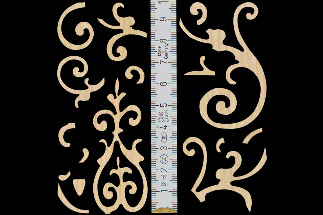 aus Eichenholz mit Ornamentauflagen aus Ahornholz und NussbaumRekonstruierte Ornamentteile für das Ergänzen, basierend auf digitalen Pfaden und<br>Water jet cutting