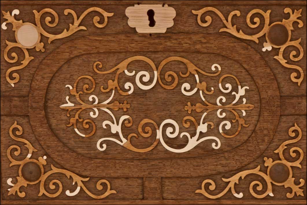 aus Eichenholz mit Ornamentauflagen aus Ahornholz und NussbaumFertiggestellte Ornamentrekonstruktion