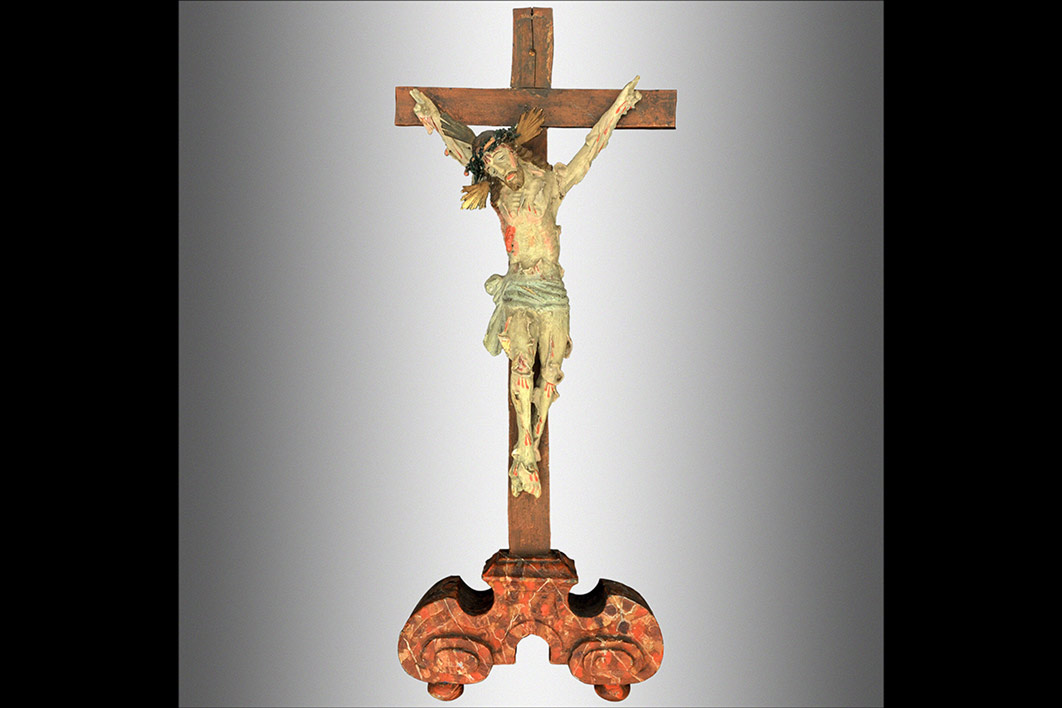 gefasst auf Holz, Leinen und Papier, z.T. mit BlattgoldVorzustand: Mehrfach überfasst, einige Fehlstellen z.B. das INRI Schild, ein Teil des<br>mittleren Strahlenkranzes und Teile der Dornenkrone, durchgerissener Kreuzbalken