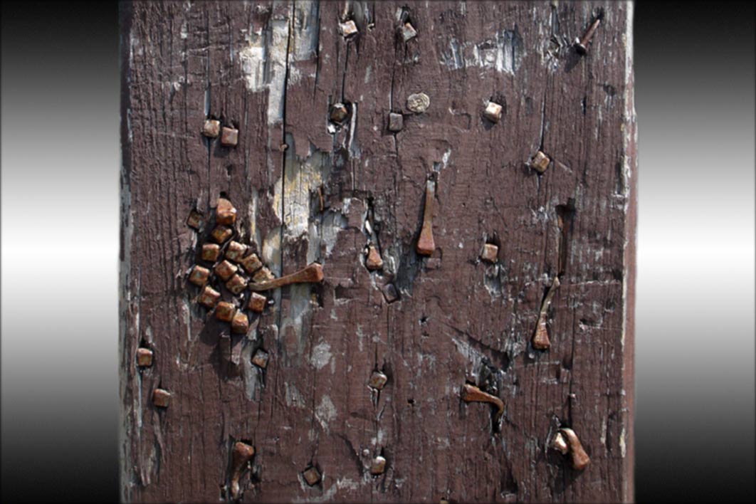 Skulptur „Painting to Hammer”Schadensbild: Detail von Beschädigungen in der Holzsubstanz und der<br>Oberflächenbeschichtung